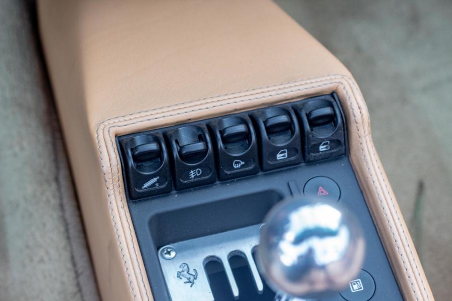 Детали интерьера Ferrari F355 Spider 1995 года  (фото 100 из 149)